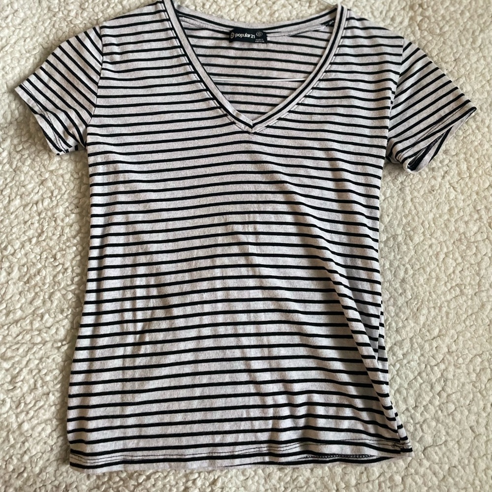Striped v-neck T. 🎊
